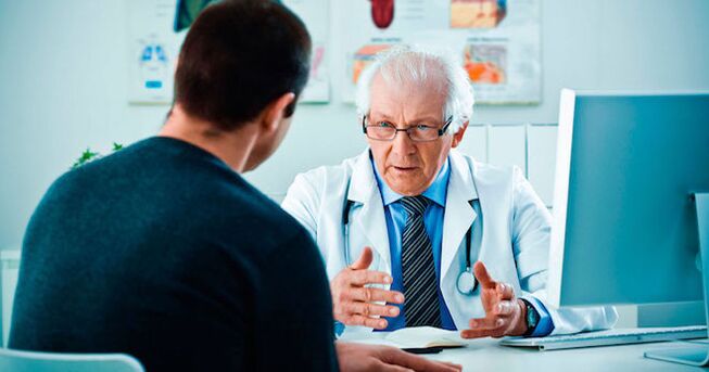 医師が男性に精力増強薬についてアドバイスする